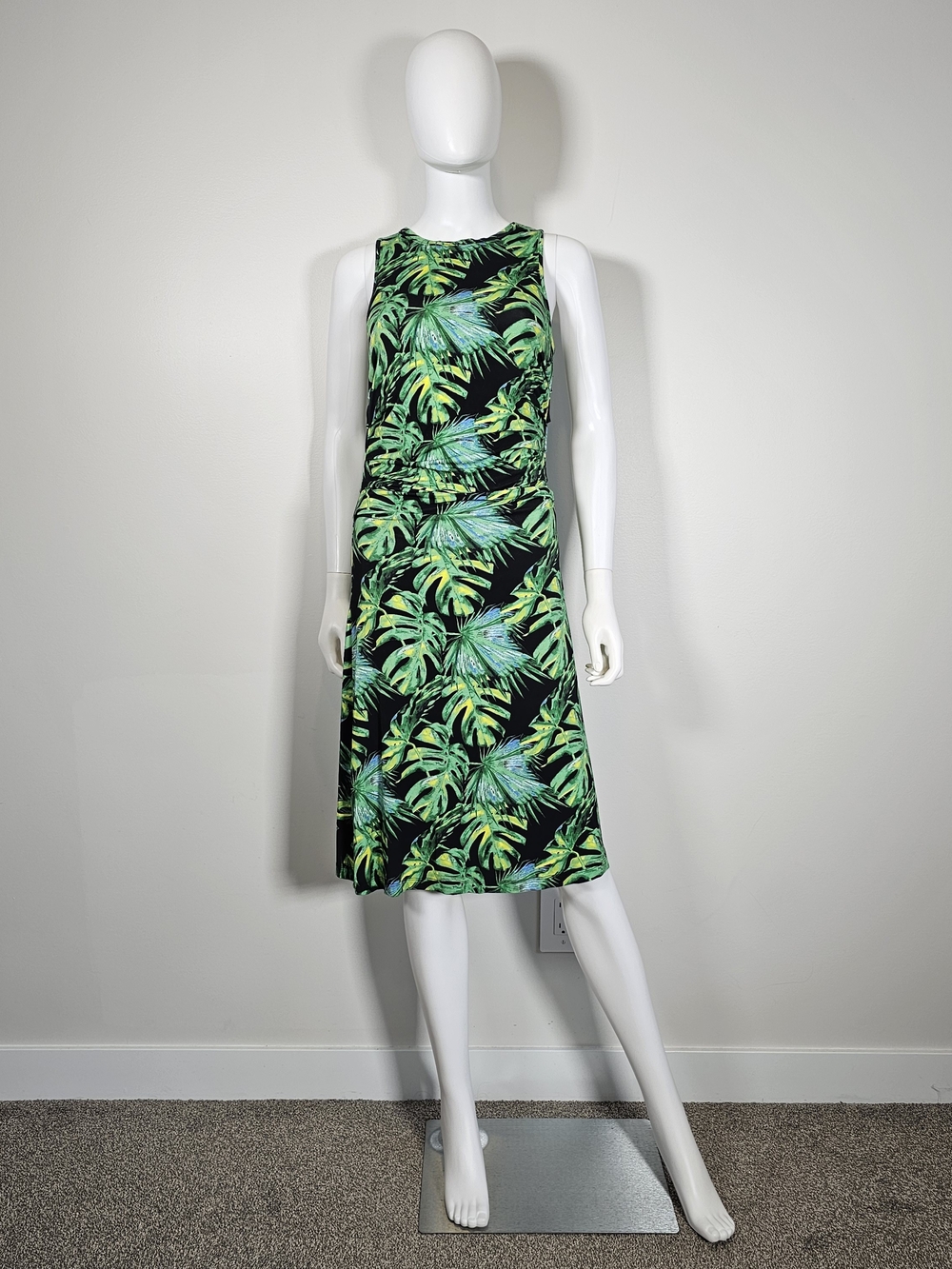 Melanie Lyne Sleeveless Tropical Leaf Midi Dress in Green on Black Sz S